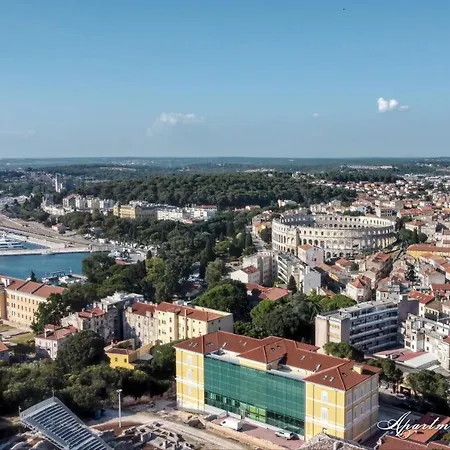 Penthouse Leonarda With Private Parking Apartment Pula Room photo